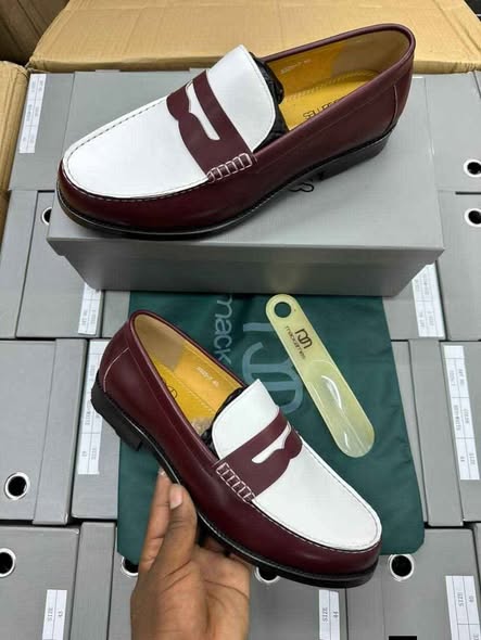 Chaussures en vente à Douala
