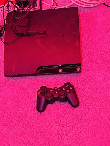 Ps3 slim à vendre avec manettes et jeux