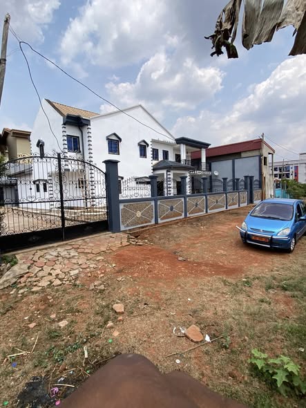 Magnifique duplex à vendre à Nkolfoulou