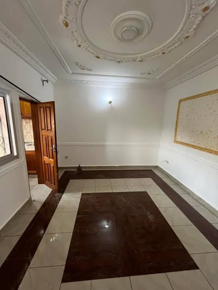 Studio moderne à louer à Ekoundoum