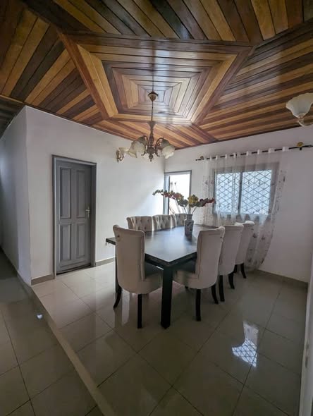 Villa à louer au petit marché Odza