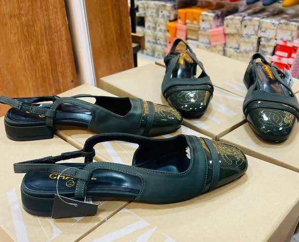 Sandales élégantes disponibles