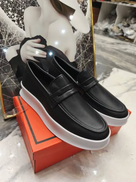 Chaussures neuves en carton