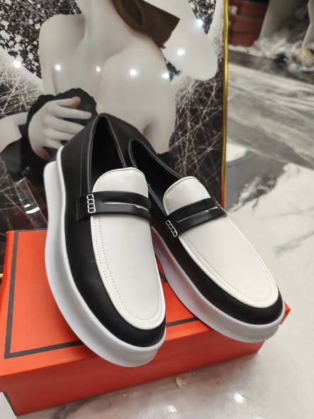 Chaussures neuves en carton