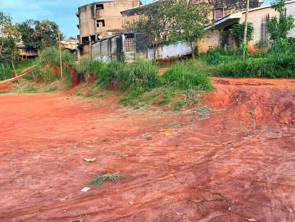 Lot de 1033 m² en liquidation à Ékié