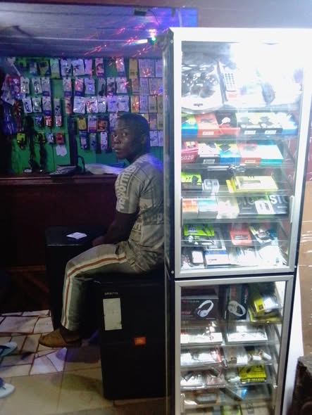 Kiosque à vendre à Ekié Carrefour Ahmadou