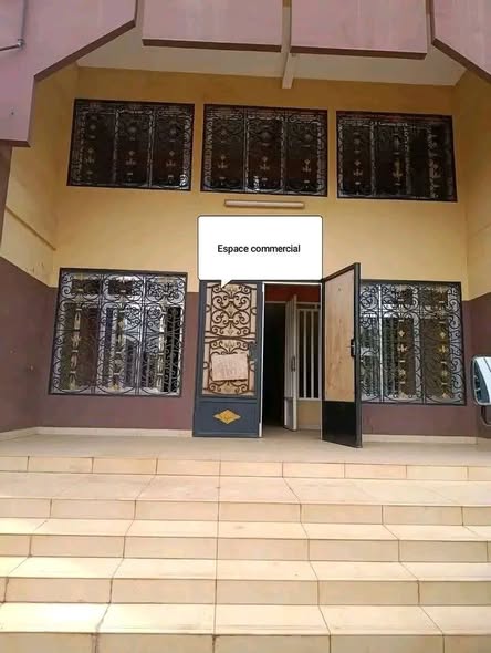 Grande boutique avec mezzanine à louer à Tsinga