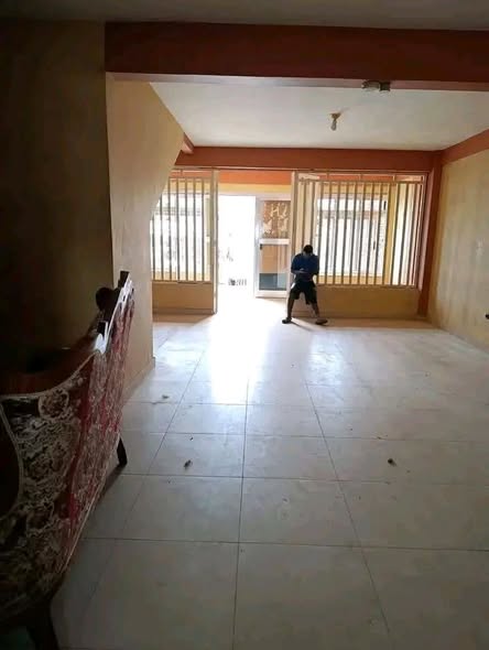 Grande boutique avec mezzanine à louer à Tsinga