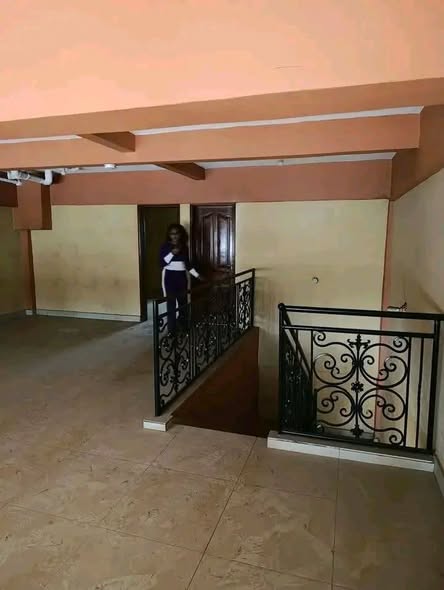 Grande boutique avec mezzanine à louer à Tsinga