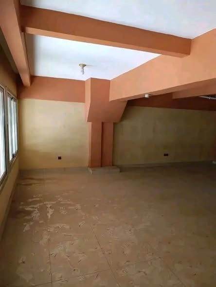 Grande boutique avec mezzanine à louer à Tsinga