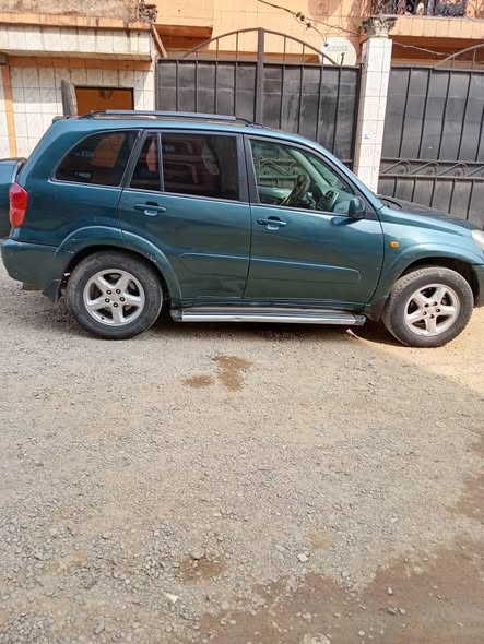 RAV4 à vendre ane 2002 très propre