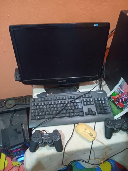Ordinateur avec 1 To de mémoire et 16 Go de RAM