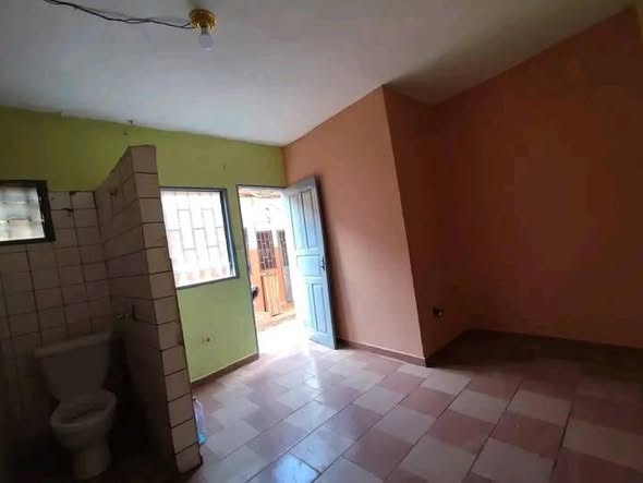 Chambre, toilette, forage à vendre