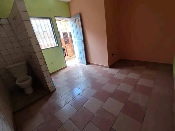 Chambre, toilette, forage à vendre
