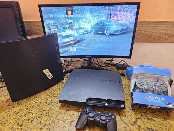 PS3 avec 20 jeux et 2 manettes neuves