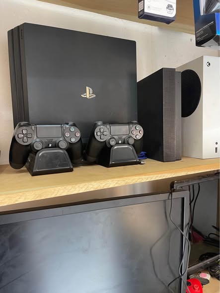 PS4 Pro 4K version 9.0 avec jeux et manettes