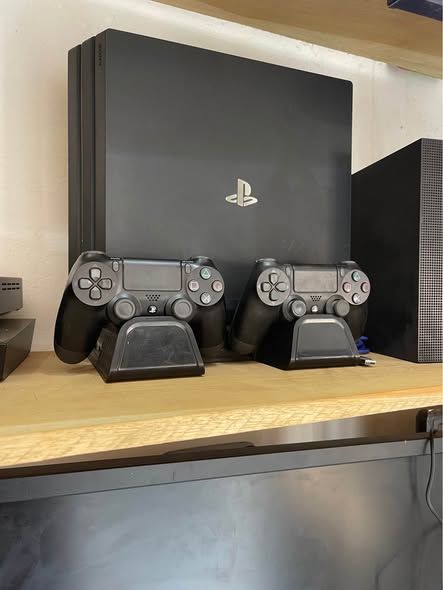 PS4 Pro 4K version 9.0 avec jeux et manettes
