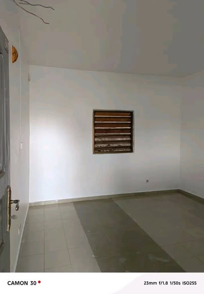 Grande chambre moderne à louer à Nlongkak