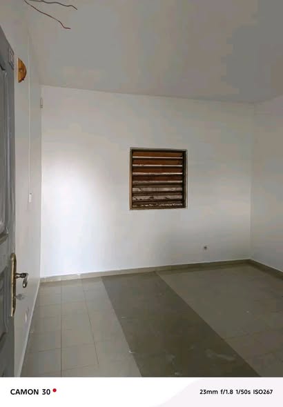 Grande chambre moderne à louer à Nlongkak