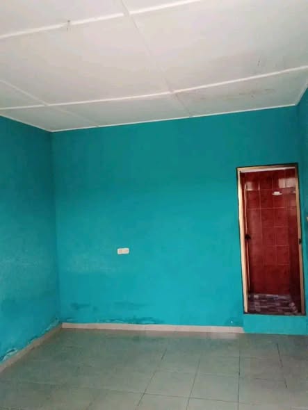 Grande chambre moderne à louer à Nlongkak