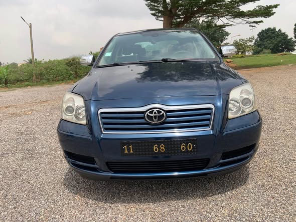 Toyota Avensis tête de cochon lifbak Année 2005