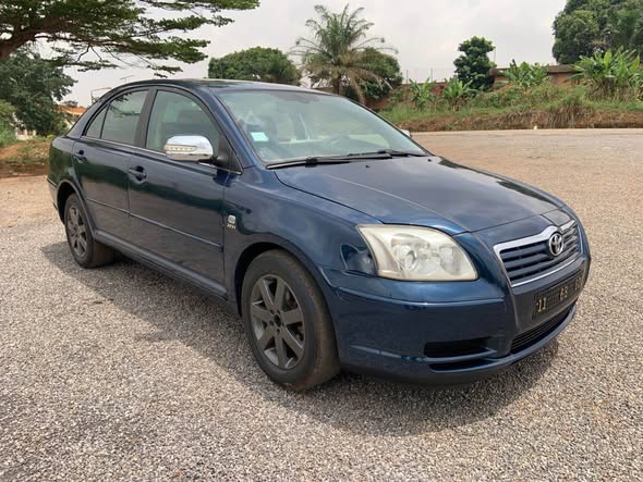 Toyota Avensis tête de cochon lifbak Année 2005