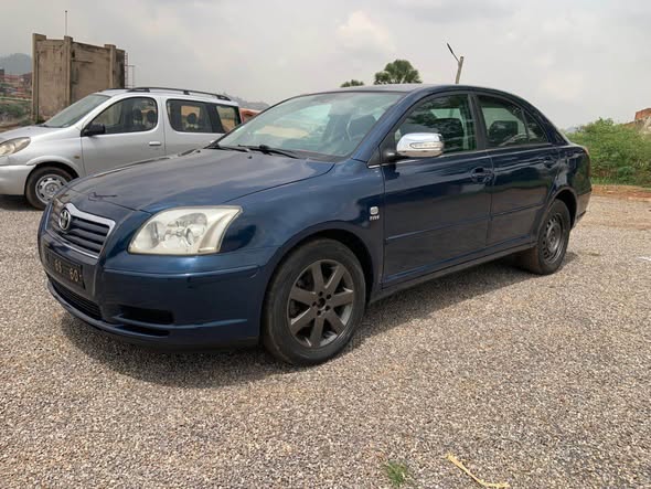 Toyota Avensis tête de cochon lifbak Année 2005