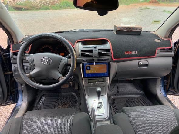 Toyota Avensis tête de cochon lifbak Année 2005