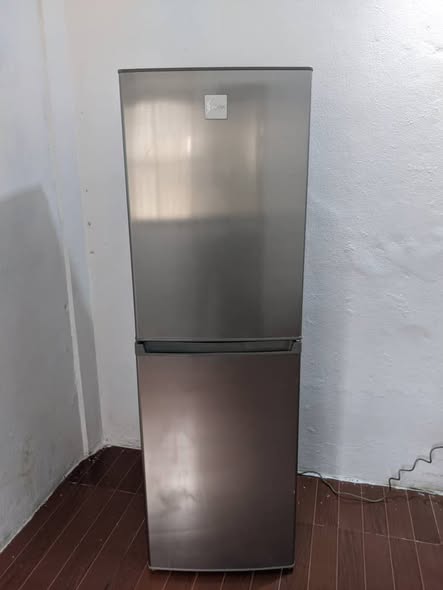Vente de frigo, canapé d'angle et écran plat Hisense