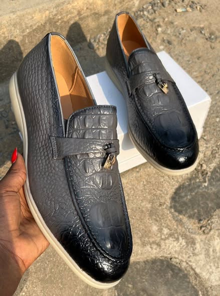 Chaussures élégantes disponibles