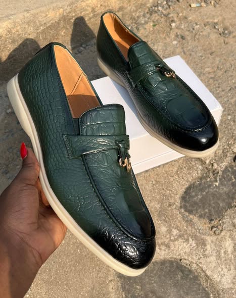 Chaussures élégantes disponibles