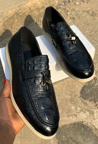 Chaussures élégantes disponibles