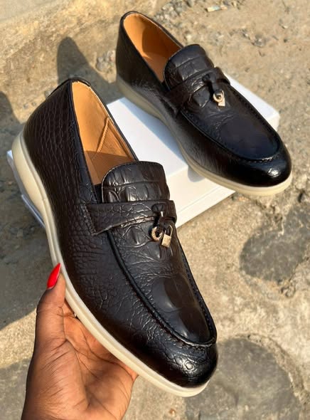Chaussures élégantes disponibles