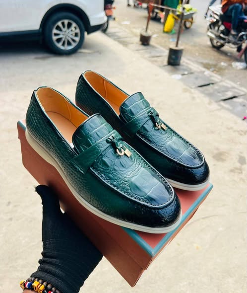 Chaussures élégantes disponibles