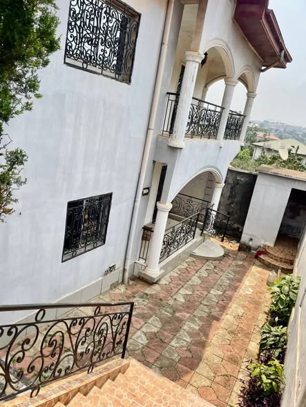 Duplex à louer avec parking à Yaoundé