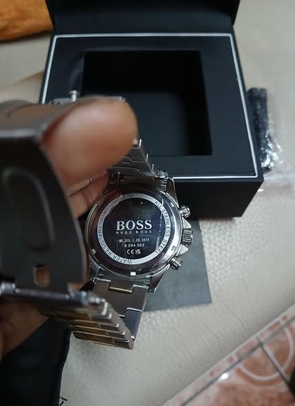 Montre Hugo Boss et tennis Lacoste quasi neuves