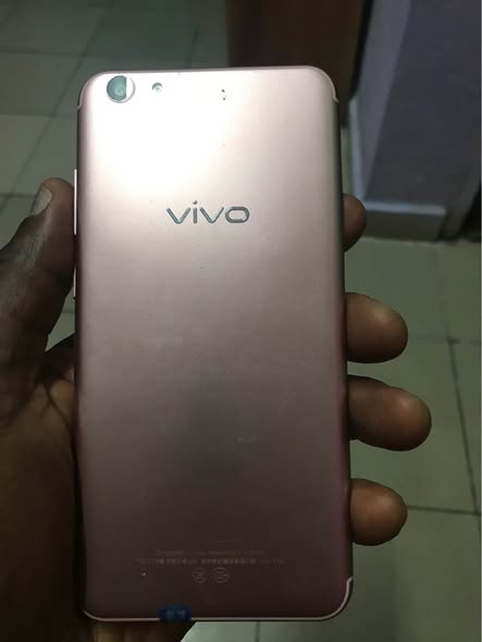 Téléphone Vivo état très neuf