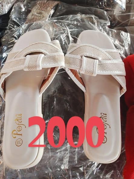 Sandales disponibles à la boutique