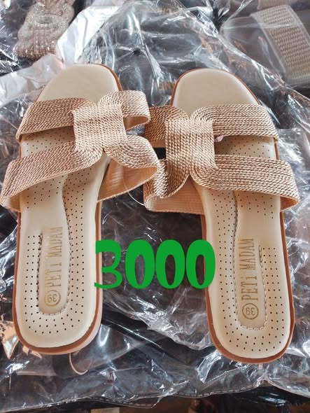 Sandales disponibles à la boutique