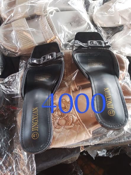 Sandales disponibles à la boutique