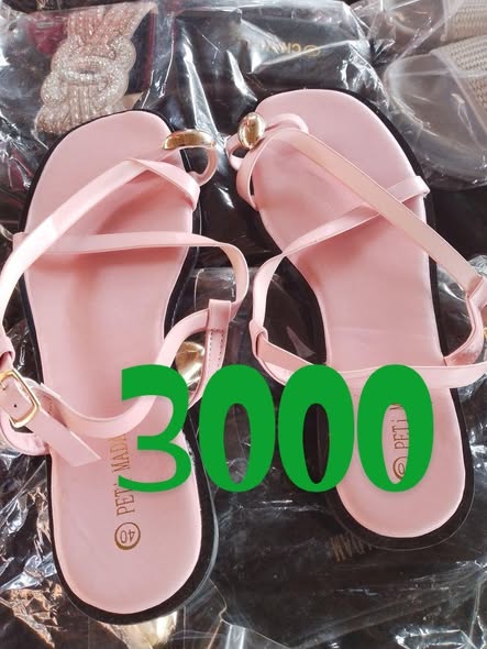 Sandales disponibles à la boutique
