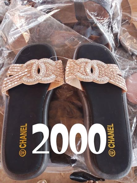 Sandales disponibles à la boutique