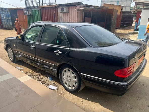 Mercedes-Benz classe E très propre