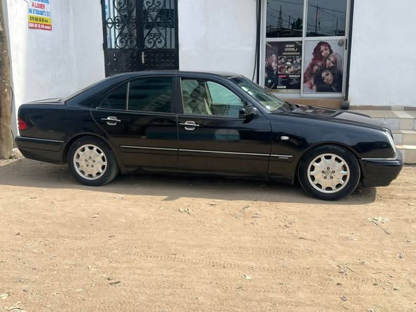 Mercedes-Benz classe E très propre