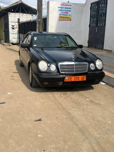 Mercedes-Benz classe E très propre