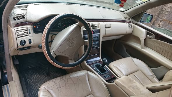 Mercedes-Benz classe E très propre