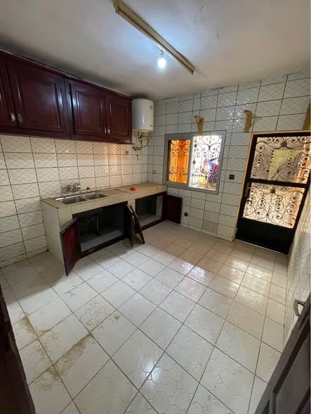 Appartement individuel de 3 chambres à louer à Mendong