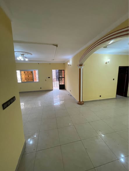 Appartement individuel de 3 chambres à louer à Mendong
