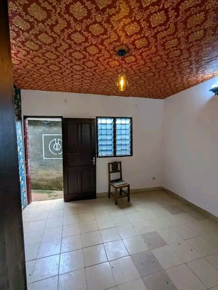 Moyen appartement moderne à louer à Biyem Assi