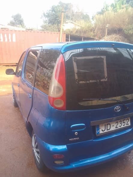 Yaris verso avant dans Bafoussam